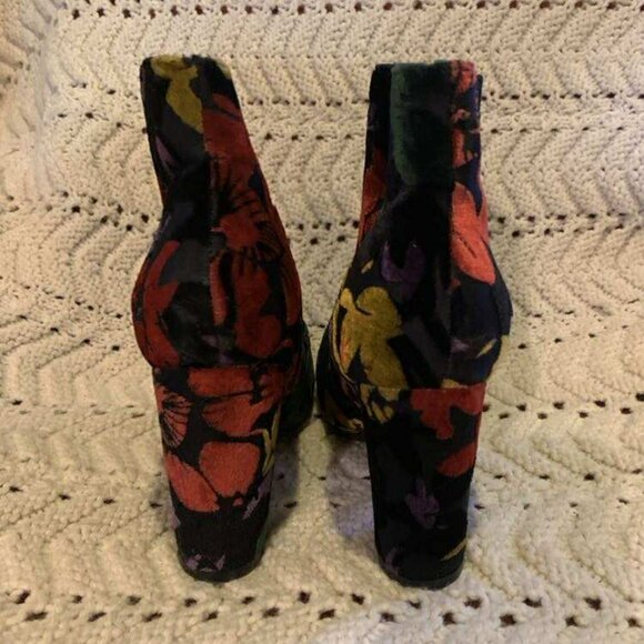 NWOT CEST 1946 Floral Velvet Bootie size 7 - Picture 4 of 6
